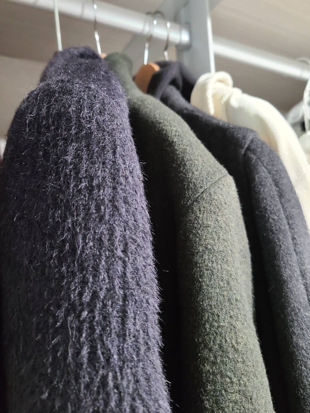 옷걸이에 건 코트