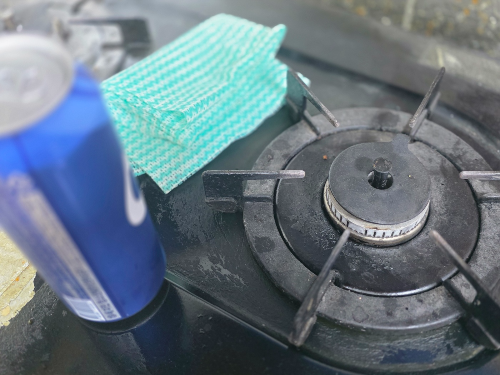 맥주로 가스레인지 기름때를 청소하기 전 모습