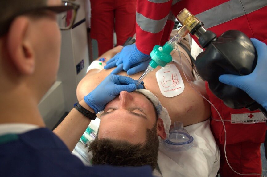 구급차에서 심폐소생술 시행