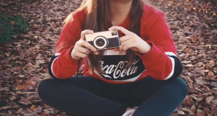 카메라를-들고-앉아있는-여자