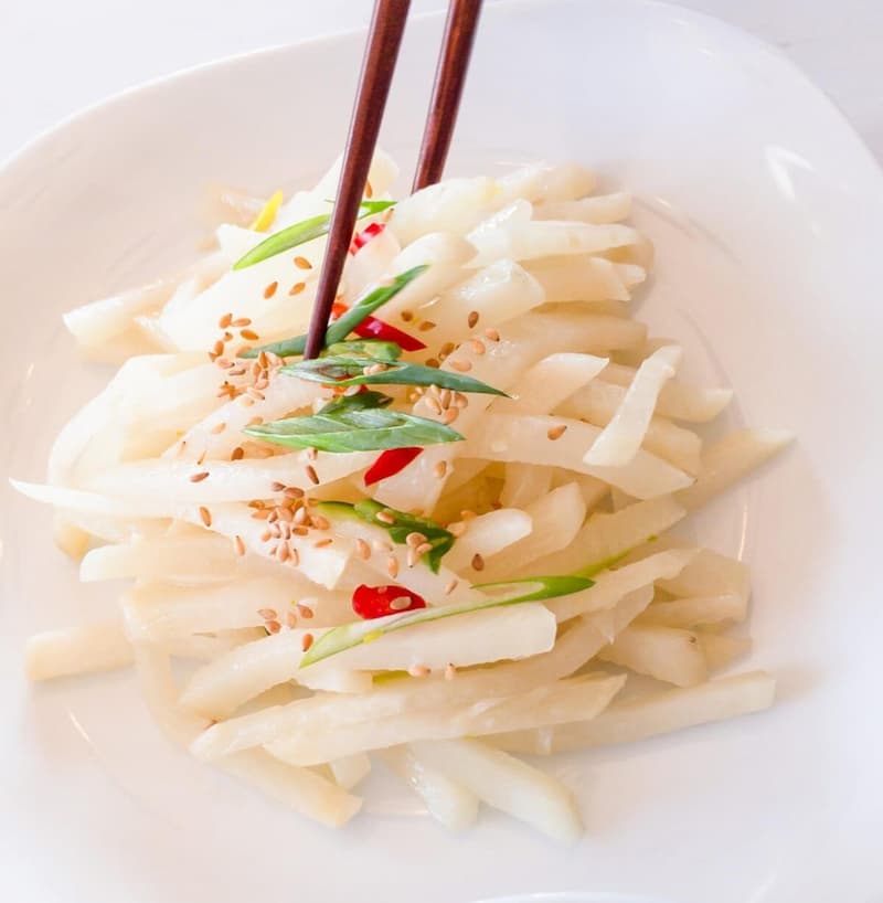 흰 무채가 살짝 볶아지고 연한 채소와 어우러진 깔끔한 무나물볶음