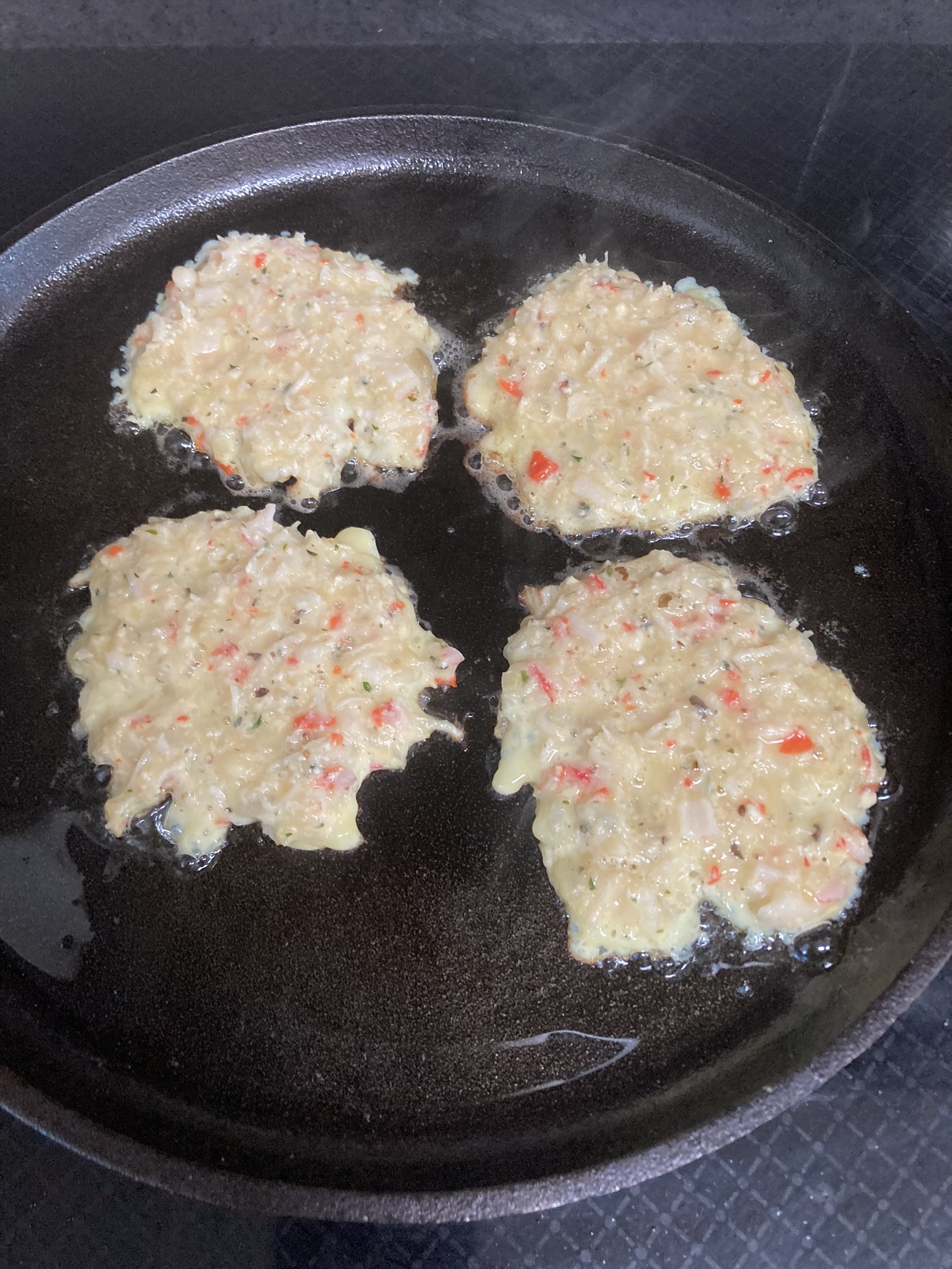 롯지 무쇠 그리들 위에 올려진 야채전 반죽이 익어가는 과정