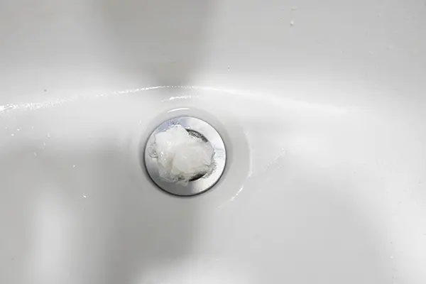 물마개를 뺀후 오버플로우 홀을 막아 락스가 흐르지 않게 할 수 있다.