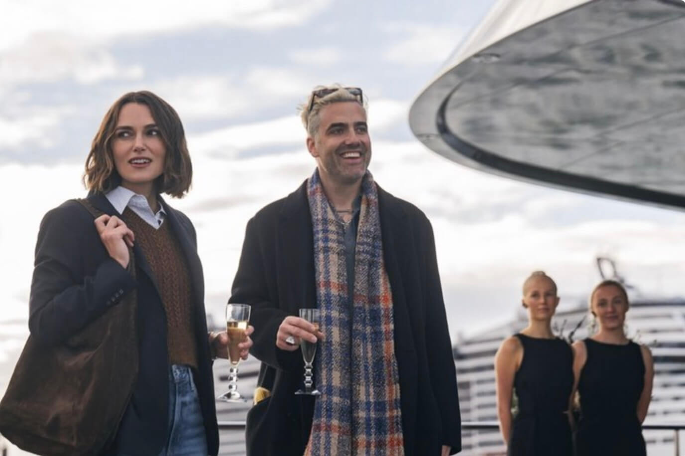 요트에 처음 승선해 샴페인을 마시는 로와 앤의 친구