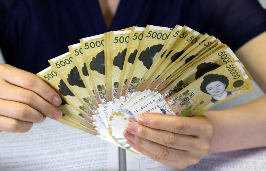 오만권 다발을 세고 있다.