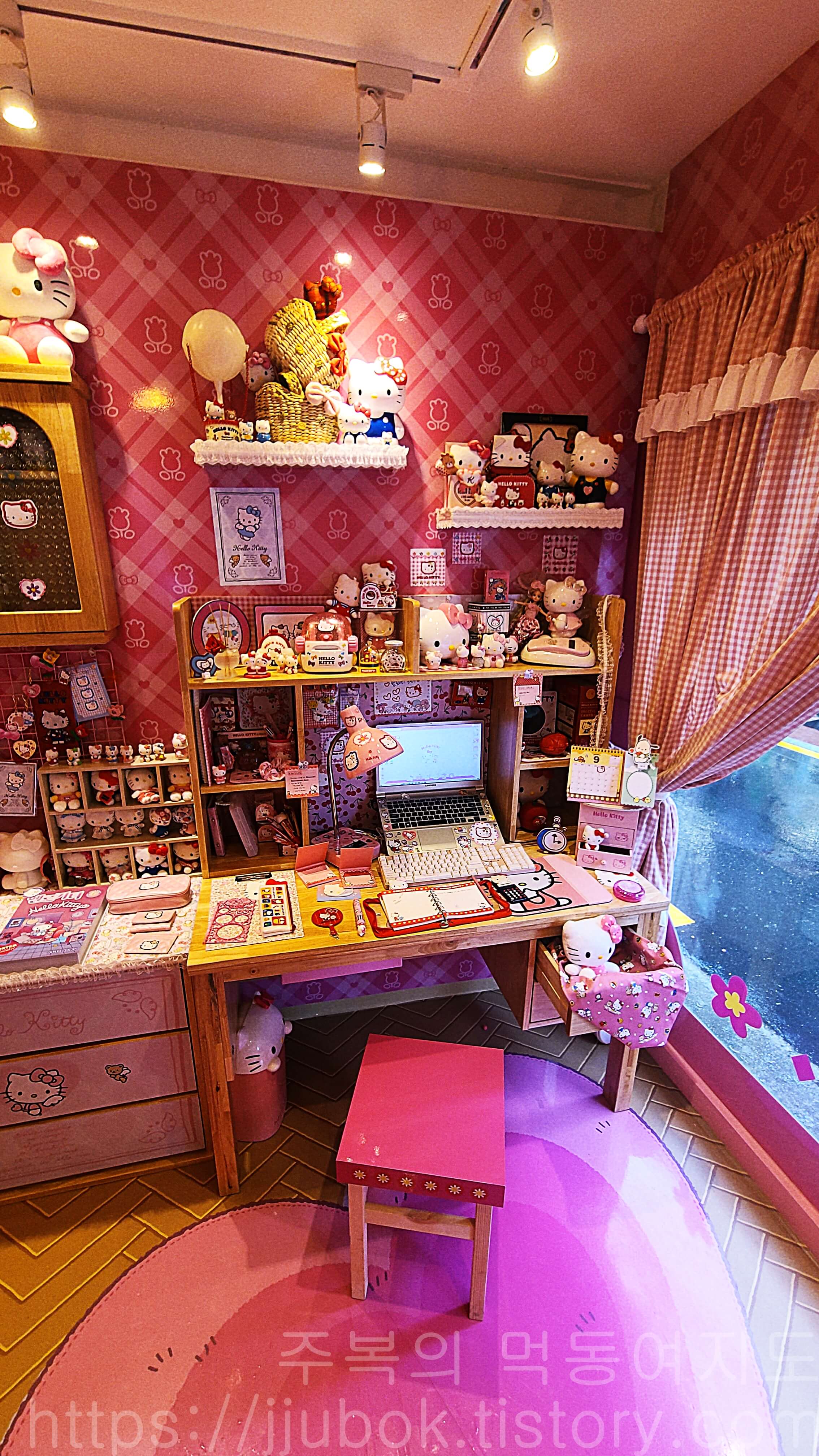 헬로키티-문방구-팝업스토어-포토존-인테리어-3
