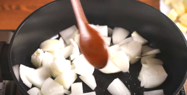 팬에 재료 볶아