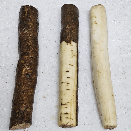 우엉 껍질을 벗기는 과정. 우엉 세 줄기가 있다. 첫번째 우엉은 껍질이 있는 것, 가운데 는 껍질이 반쯤 벗겨진 것, 세번째는 껍질을 완전히 벗긴 것.