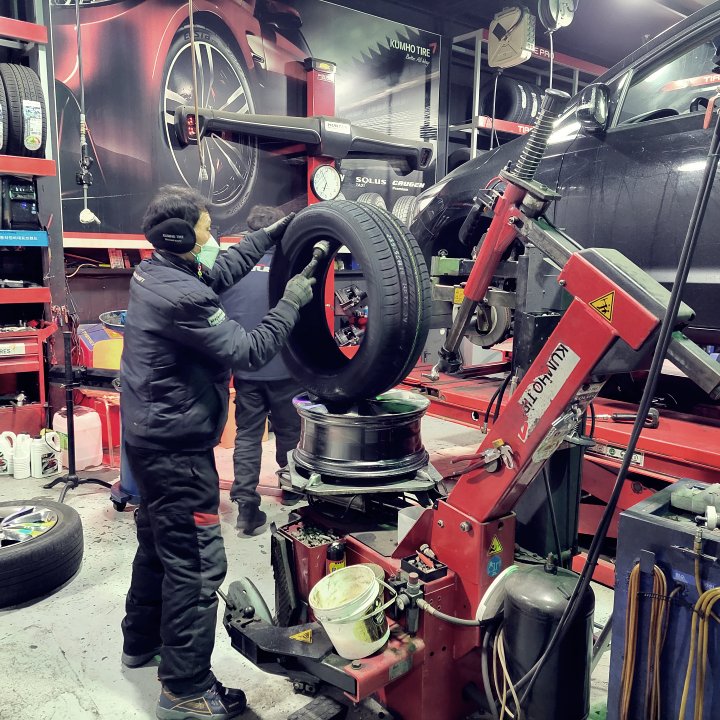 타이어교체중