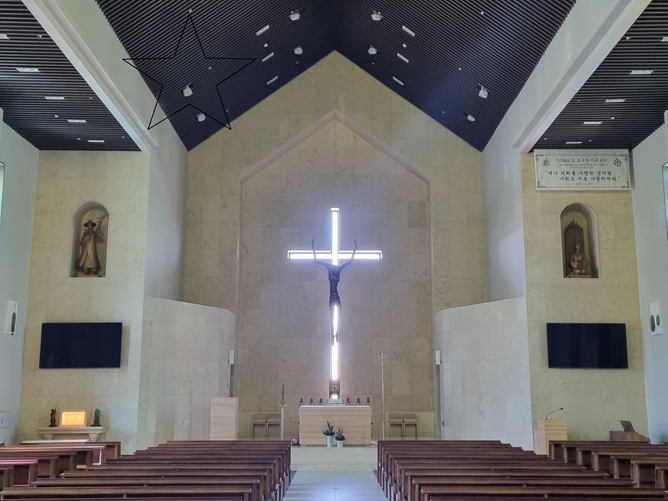 사진은 전주 권상연성당 성전 안 제대, 제단, 십자고상 사진입니다.