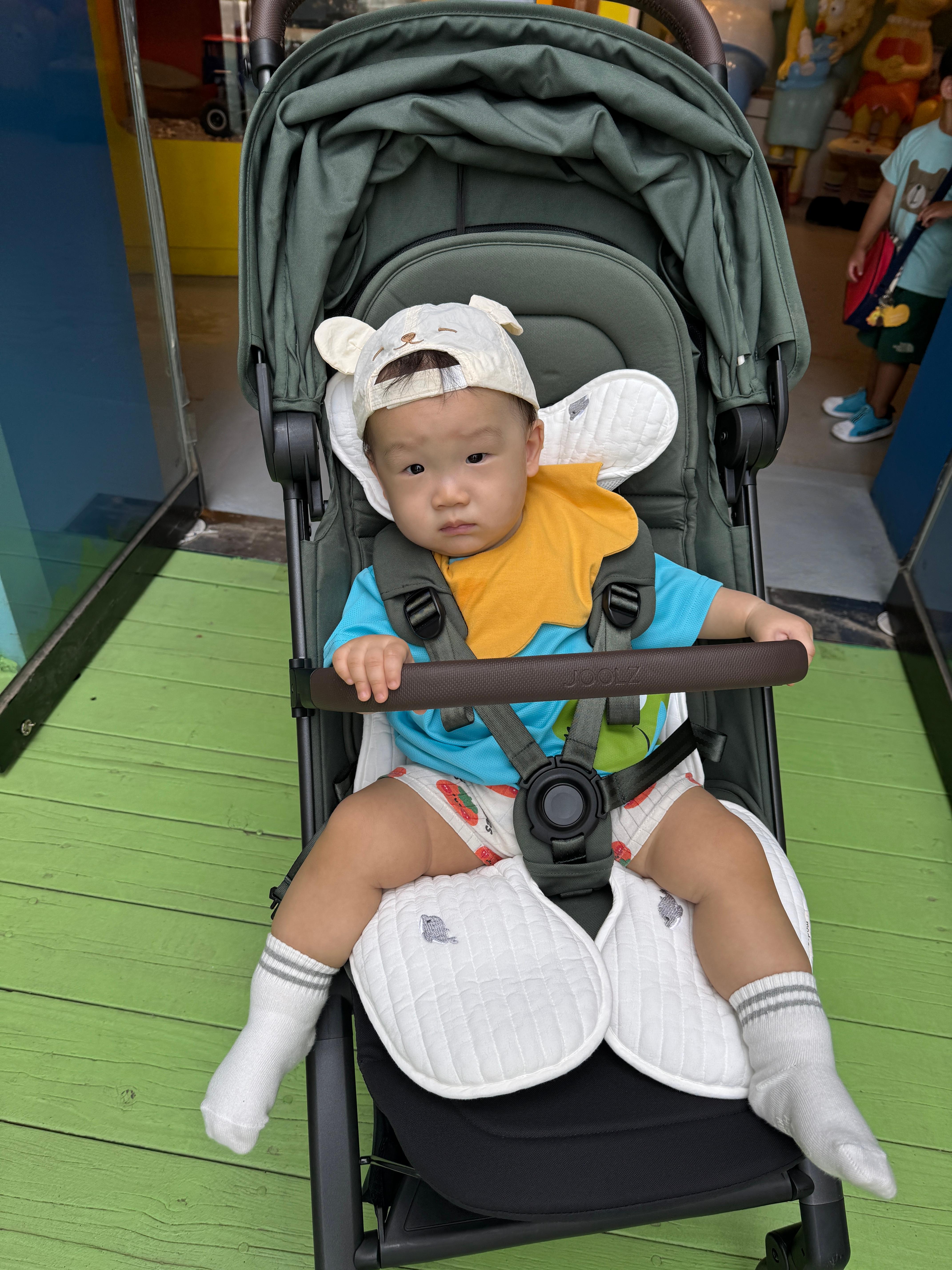 날씨가 더워서 찡그린 표정을 짓는 11개월 아기