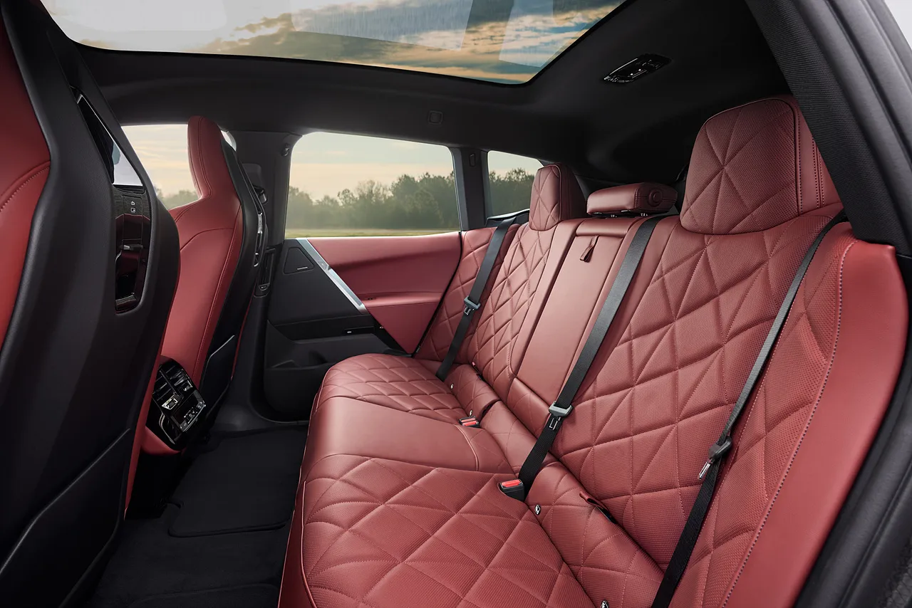 BMW iX 자동차 이미지