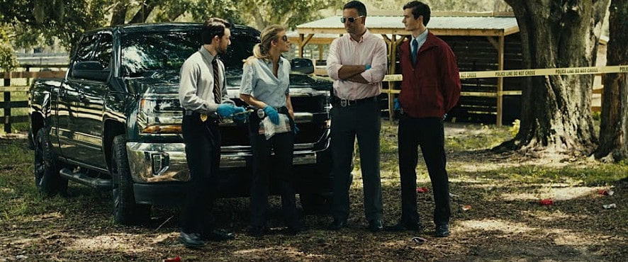 차에 앉아서 이야기하는 사람들 모습