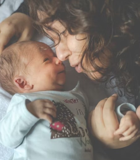 편안함과 효율성을 높이기 위한 모유수유 자세