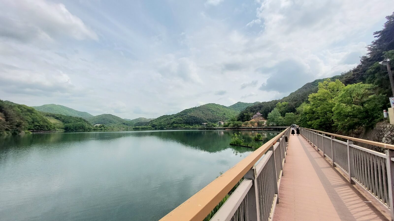아중호수와 데크길 직선모습