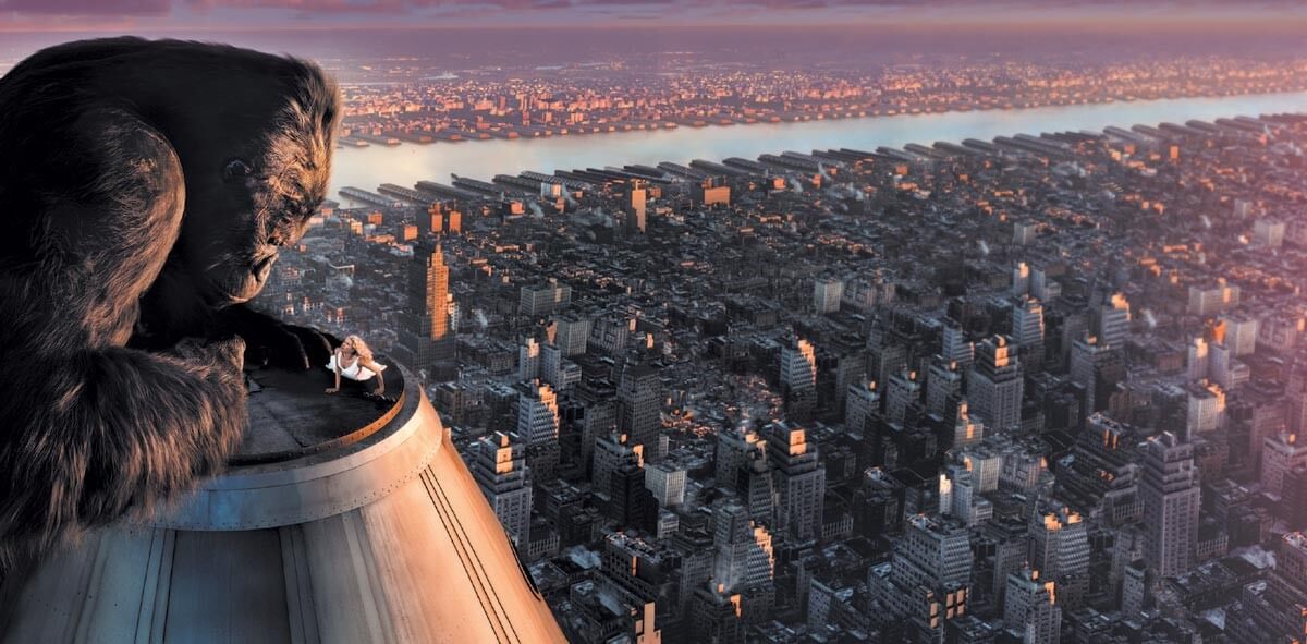 엠파이어 스테이트 빌딩 꼭대기에 올라간 킹콩과 앤