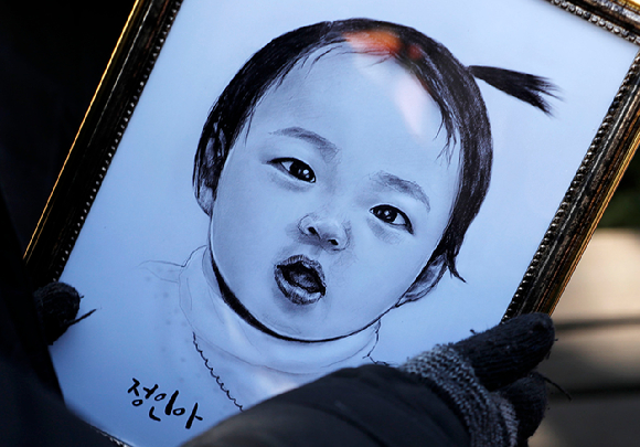 양부모의 학대로 숨진 '정인이'를 추모한다며 기부금을 받아 횡령한 혐의로 기소된 유튜버가 1심에서 무죄를 선고받았다.16개월 여아 '정인이'의 입양부모 5차 공판이 열린 지난 2021년 3월 서울 양천구 서울남부지방법원 앞에서 한 시민이 정인이 초상화를 바라보고 있다. [사진=뉴시스]