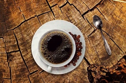 따뜻한커피와원두사진