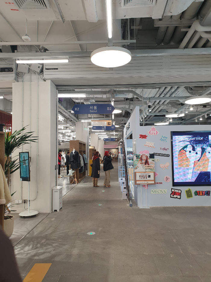 한국 두타와 같은 느낌의 구성. 표지판에 서울이라는 글씨가 새롭게 보인다.