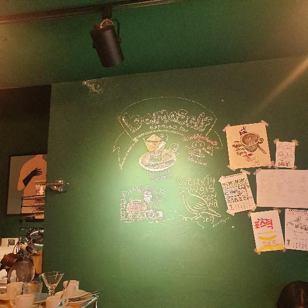 바마셀, 남영역 에스프레소 바에서 즐기는 에스프레소와 샤케라또_녹색 칠판 벽면