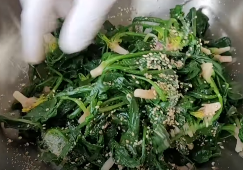 손으로 시금치 무치기