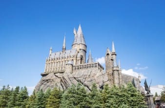 중세시대 궁전 같은 외관 궁전같은 건물 밑으로 나무들이 마치 숲처럼 있다.