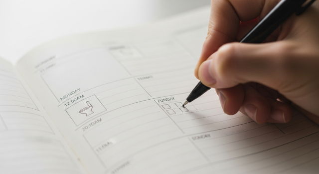 빈뇨원인 파악 위한 배뇨 일지 작성 장면