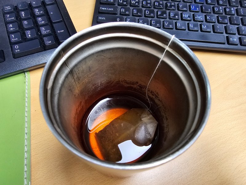 텀블러에 들어있는 작두콩차