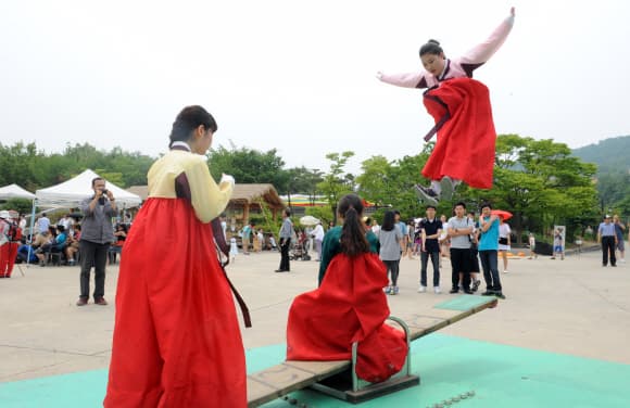 한국 전통 놀이 널뛰기: 전통의 재미와 스포츠 정신을 함께 느끼다!