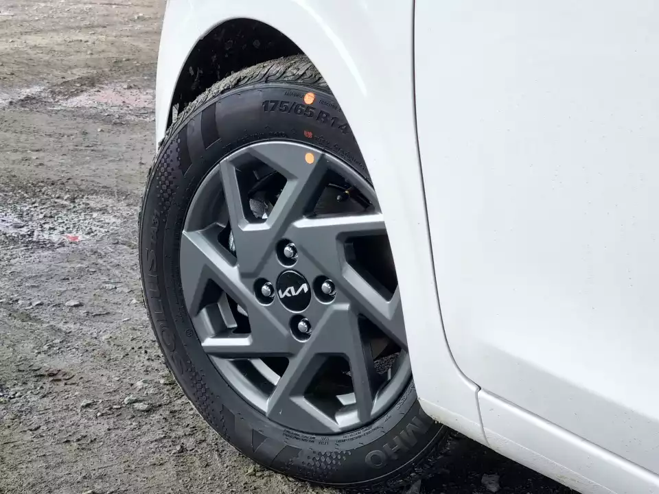 더 뉴 모닝의 14인치 바퀴를 찍어봤습니다.