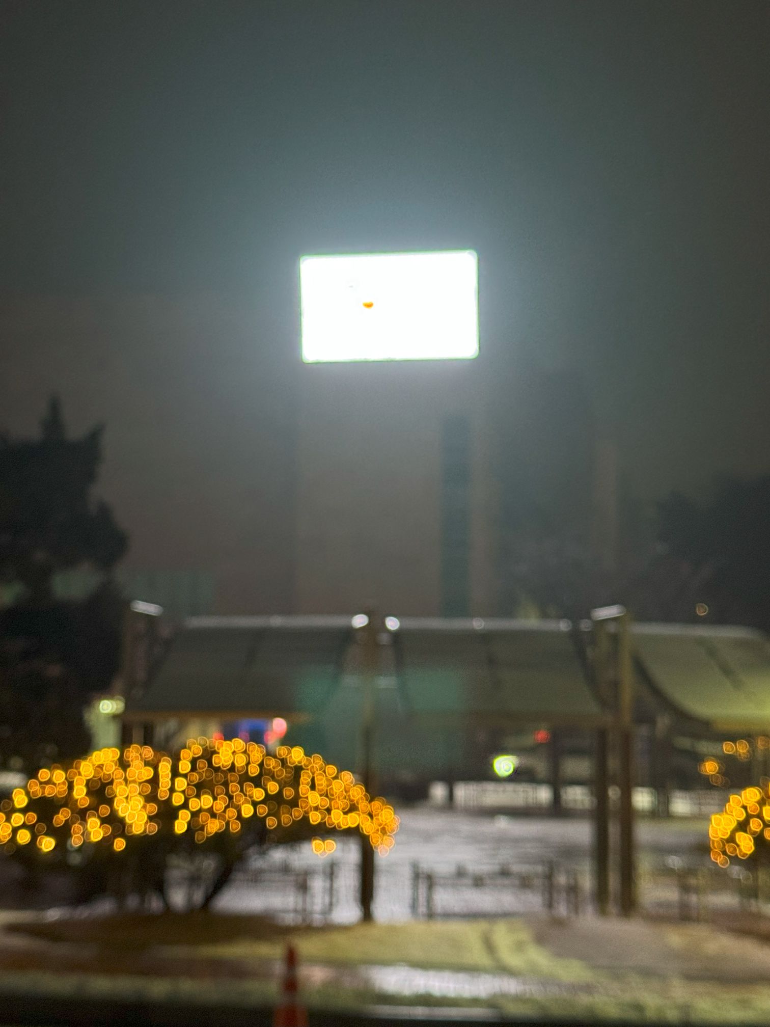 집 정면에 보이는 대형 광고 스크린2