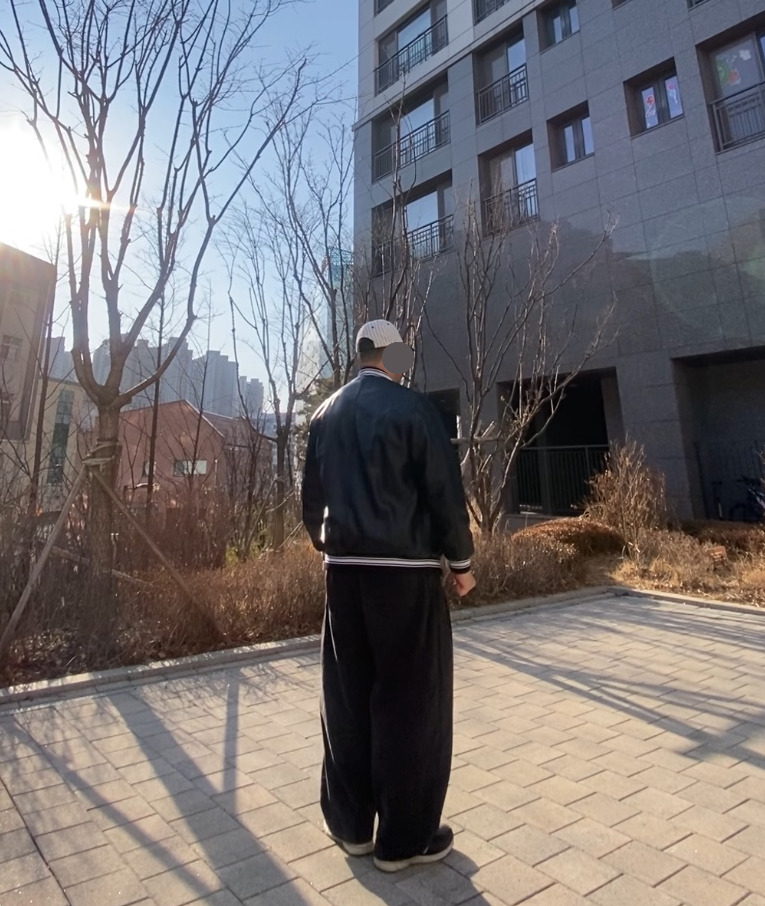 데일리룩('26.2.8.)카네라 스트라이프 야구 볼캡, 에이징씨씨 야구점퍼 바시티 스타디움재킷, 소버먼트 스톤워싱 맨투맨, 무신사스탠다드 와이드 벌룬팬츠, 뉴발란스 480v5 블랙