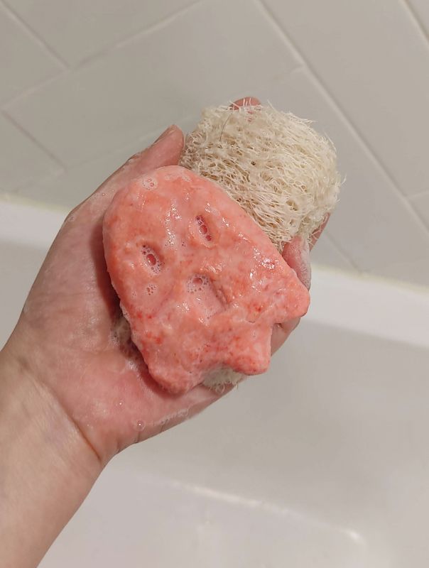 굳은 샴푸바 거품 낸 사진