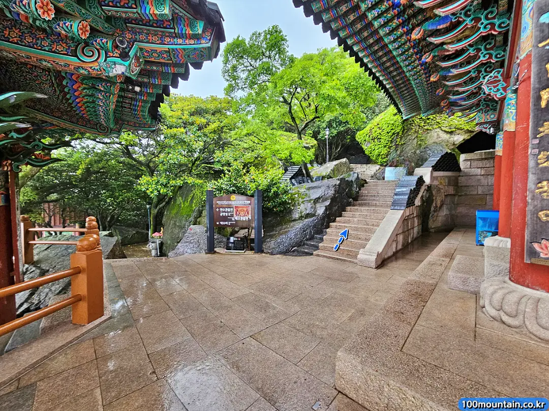 해수관음전으로 올라가는 계단
