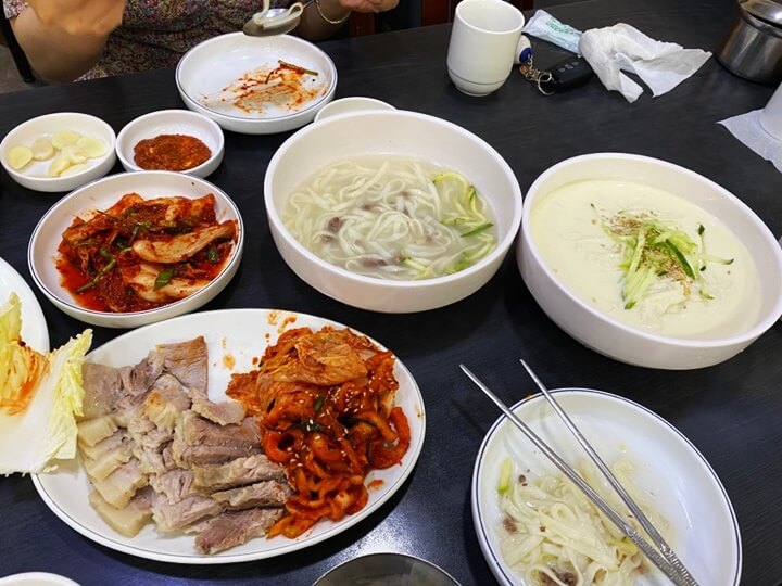 훼미리손칼국수보쌈-보쌈정식-콩국수-칼국수