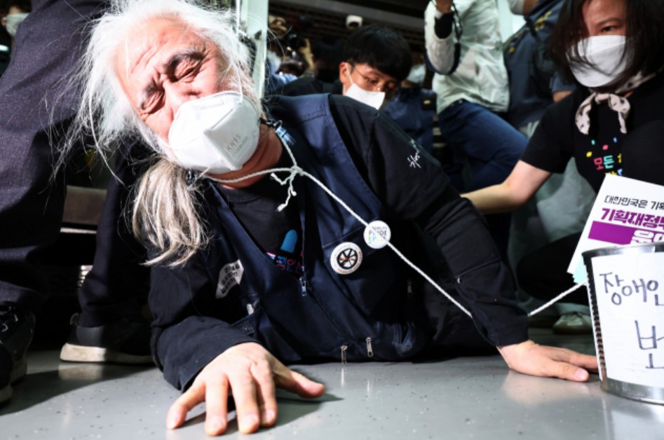 장애인 지하철 시위