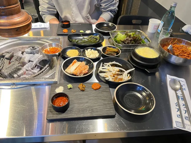 상구네돼지구이-기본반찬-상차림