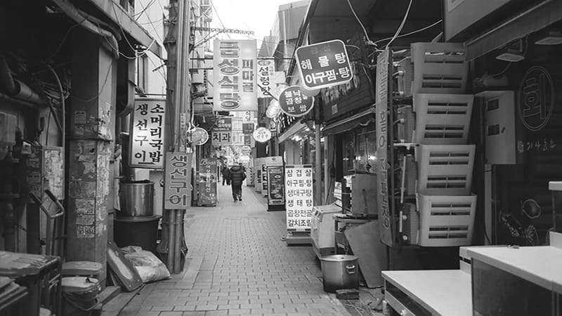 <img src=&rdquo;nostalgic-old-alley-memory.jpg&rdquo; alt=&rdquo;오래된 골목길 풍경을 통해 떠오르는 어린 시절의 nostalgic한 기억&rdquo;>