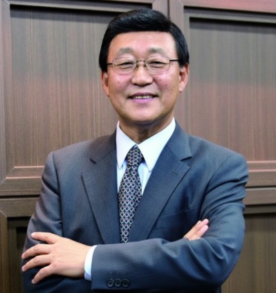 김동건-아나운서가-팔짱을-끼고-있는-모습