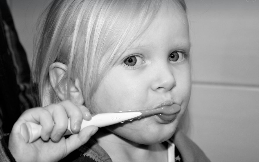 양치하는 아이사진