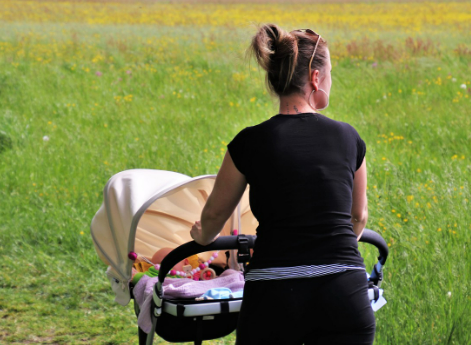신생아 유모차 선택 시 주의점 (시트 각도, 차양막, 바퀴 구조) 관련 사진