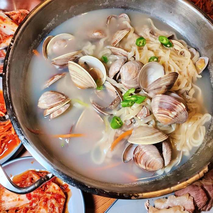생방송투데이 하남 미사 진한 육수 백합 조개 바지락 칼국수 맛집