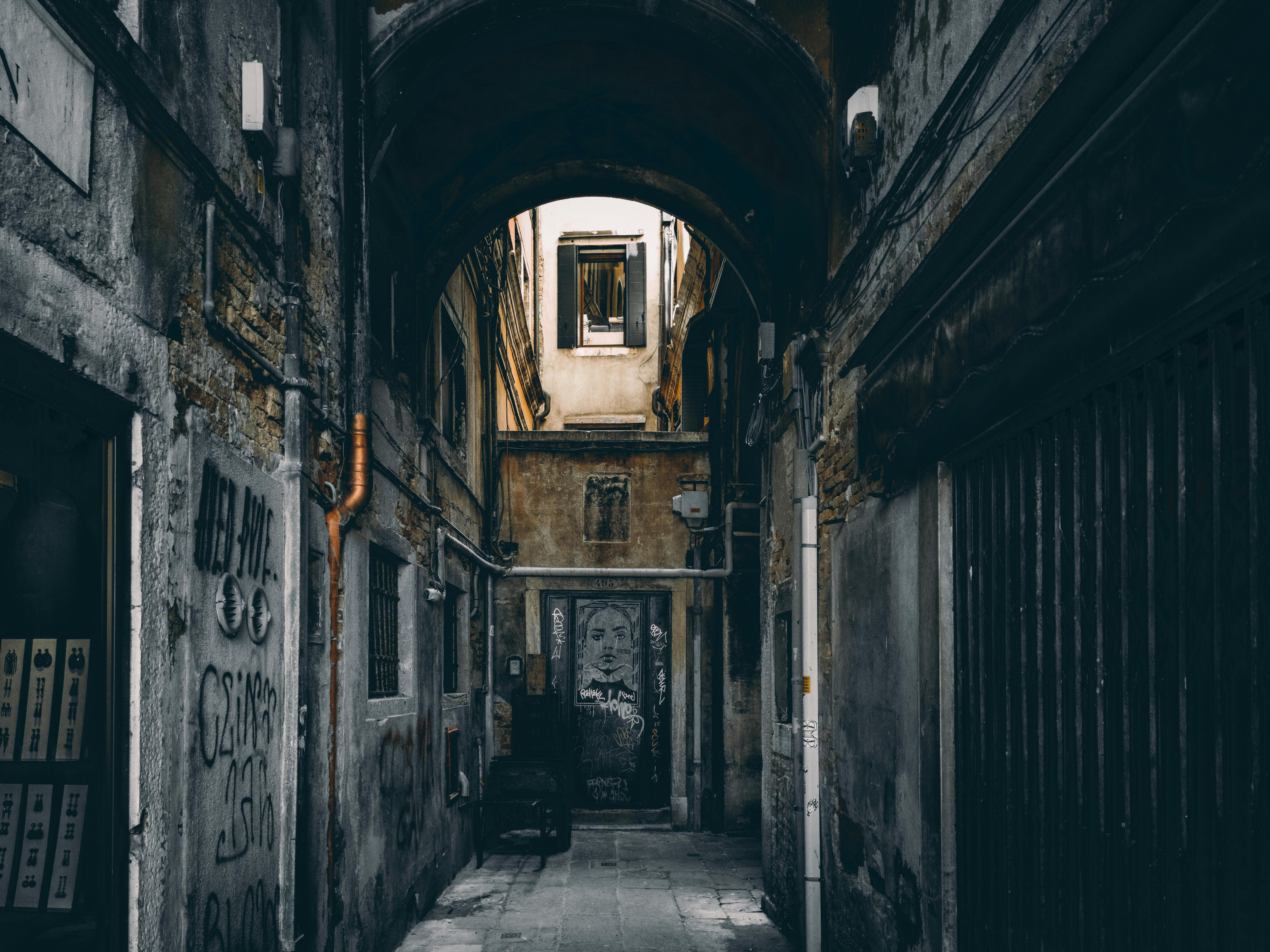 좁은 공간에 집들이 빽빽한을 상징하는 이미지