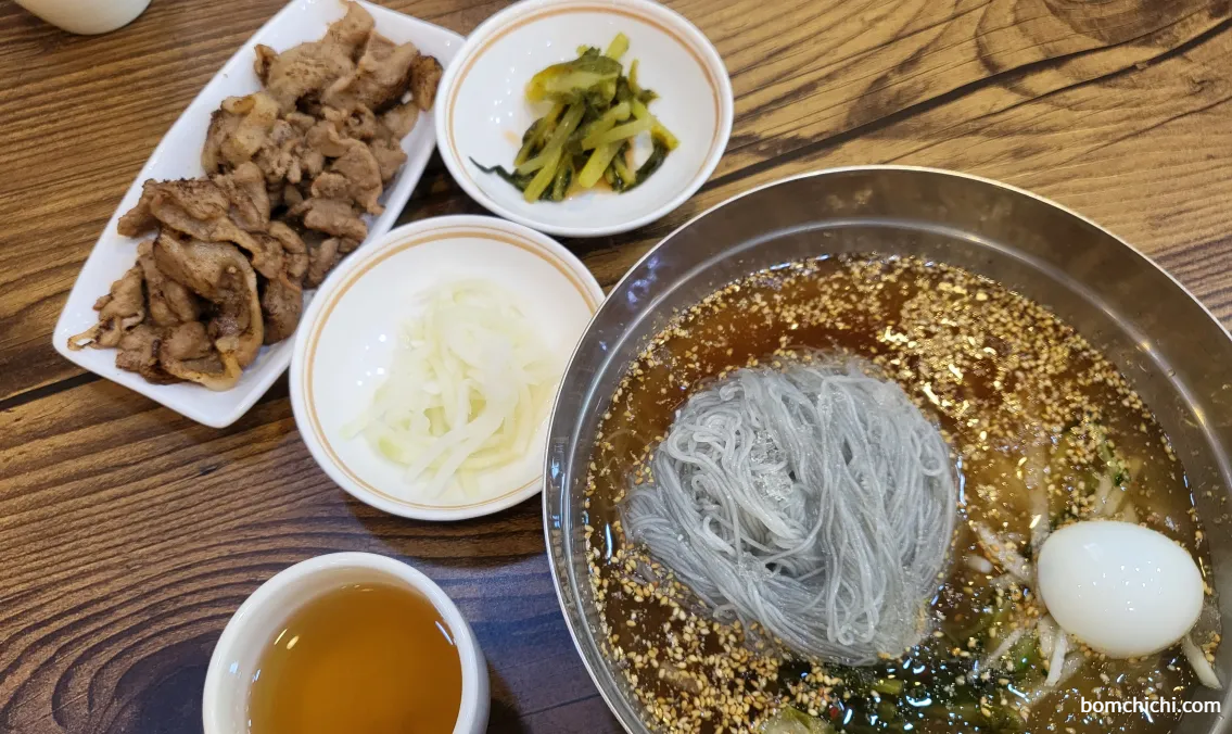 박가고쌈냉면 함흥냉면과 숯불고기 상차림 사진