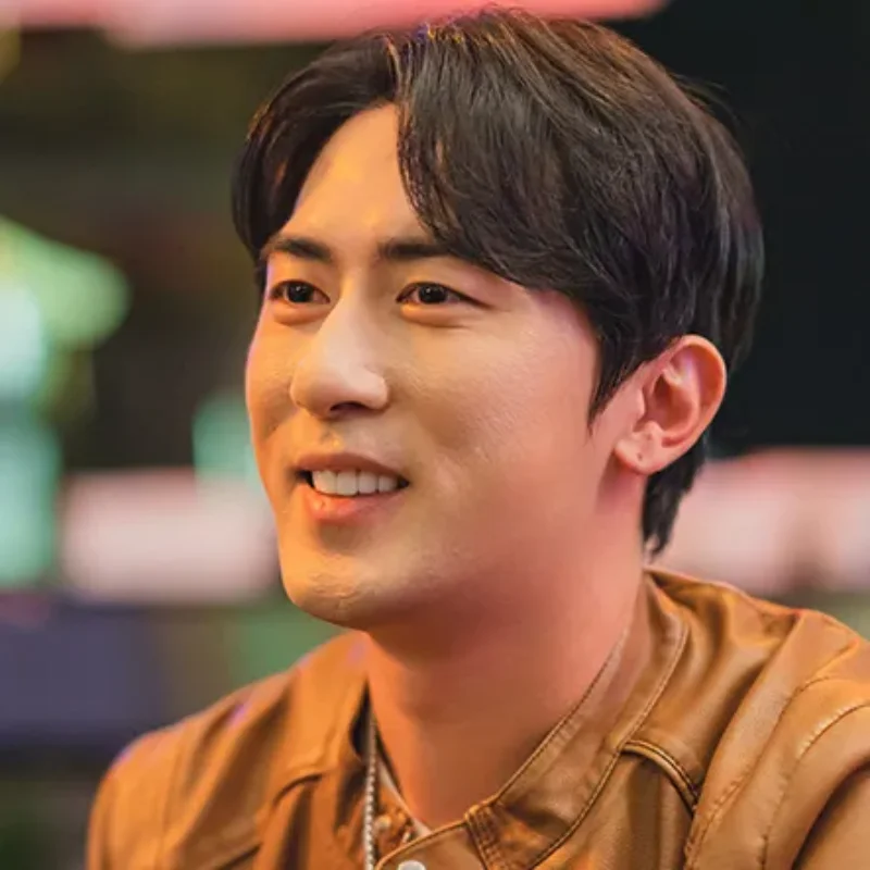 어느 실내를 배경으로 갈색 가죽 자켓을 입고 웃고 있는 소용없어 거짓말의 오오백