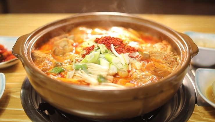 뚝배기에-담은-묵은지갈비찌개