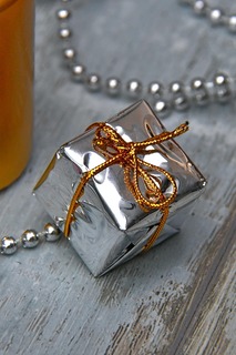 선물모양으로 포장 된 작은 장식품