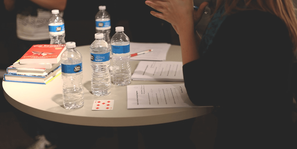 회의실에 놓여 있는 생수 병들