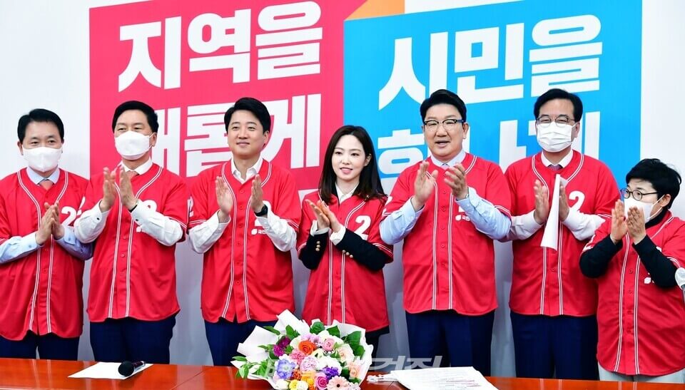 차유람-전 당구선수가-국민의힘에-입당해-이준석을 비롯한-지도부에게-축하받고있다.