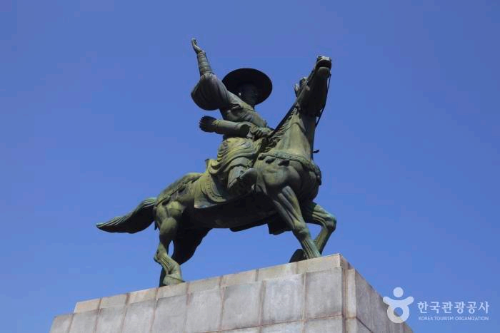 곽재우 동상이 서있다.